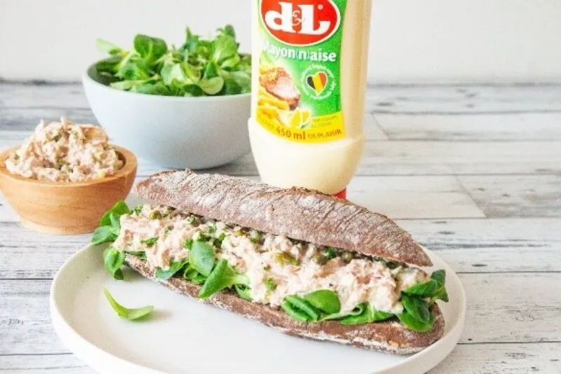 Belegd broodje met tonijnsalade