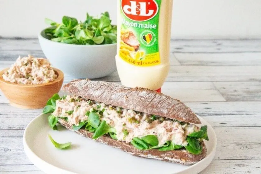 Sandwich garni à la salade de thon