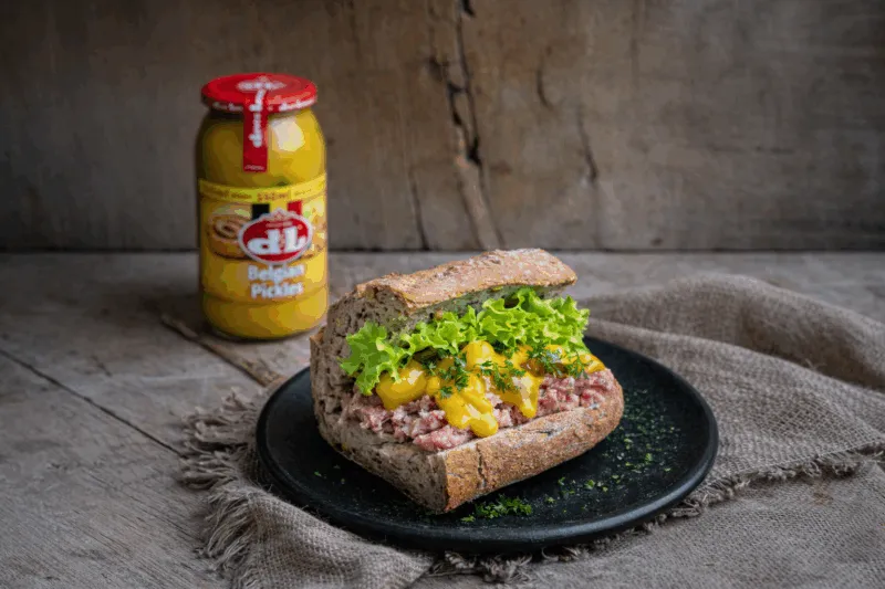Sandwich à la viande hachée avec Belgian pickles