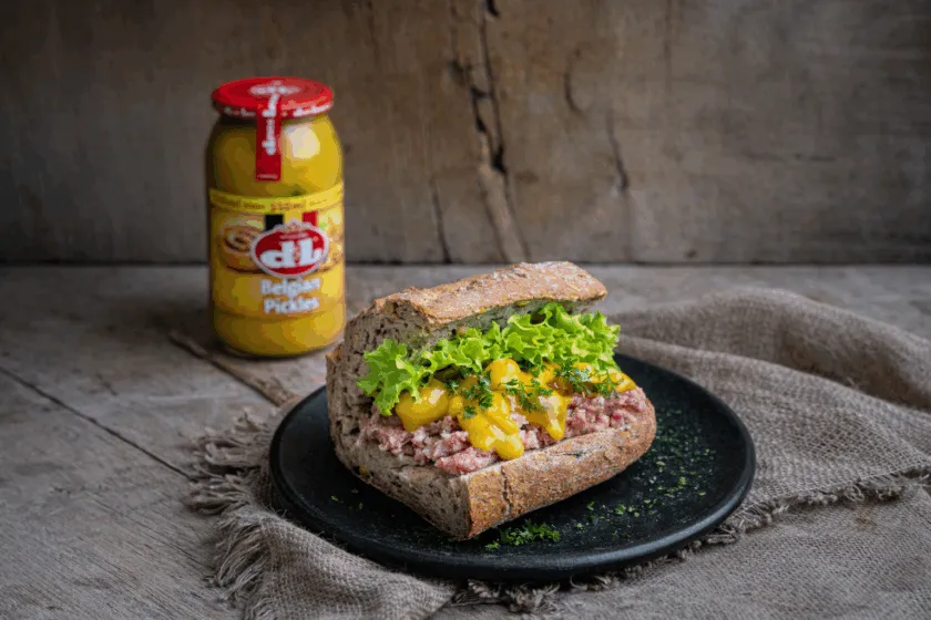Sandwich à la viande hachée avec Belgian pickles