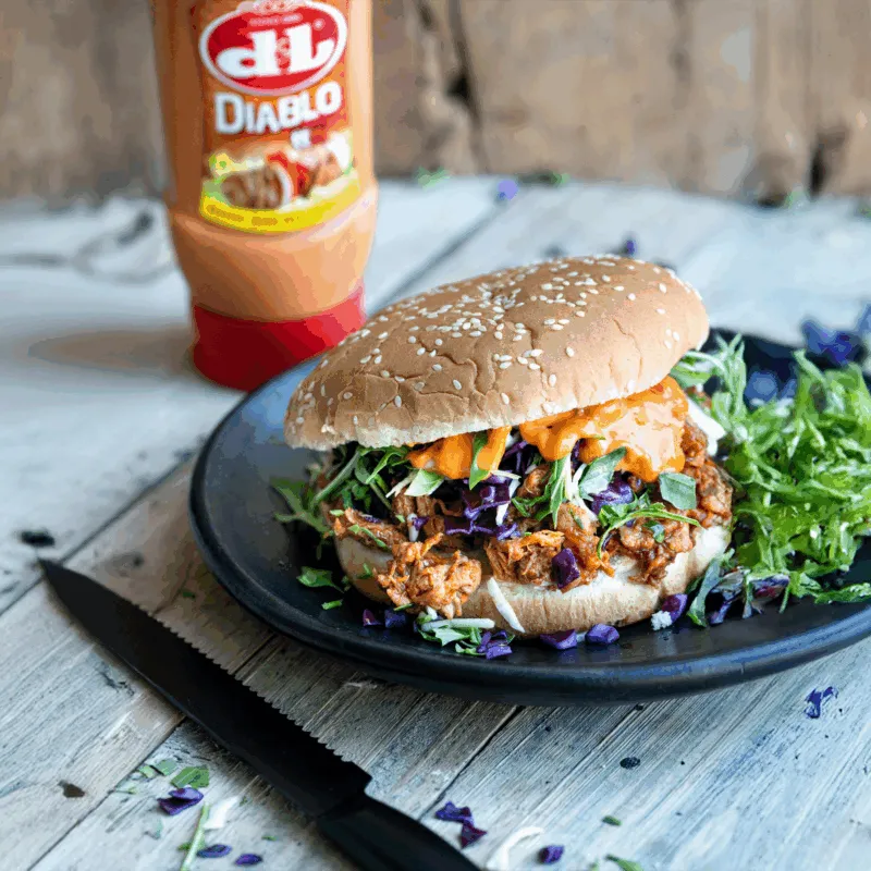Pulled chicken burger met diablo saus