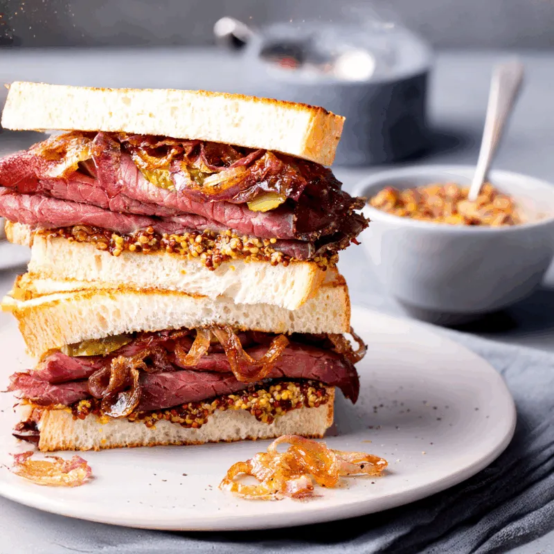 Sandwich au pickles, cornichons et pastrami