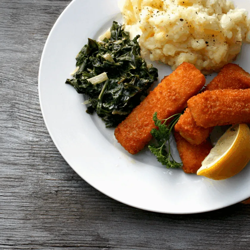 Fish-sticks maison avec d’épinards et tartare